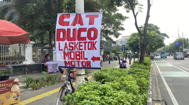 Pekerja Cat Duco Pinggir Jalan Hadapi Risiko Kesehatan Serius, Paparan Zat Kimia Disebut Bisa Picu Kanker