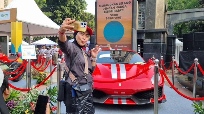 Mobil Ferrari dan Motor Ducati Curian Perhatian Warga di CFD, Jadi Lokasi Favorit Foto-foto