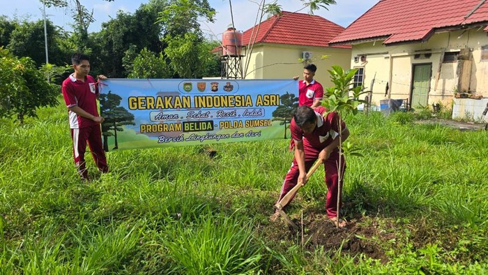 Polda Sumsel Gelar Gerakan Indonesia Asri dengan Penanaman 550 Bibit Pohon di Kawasan Aspol