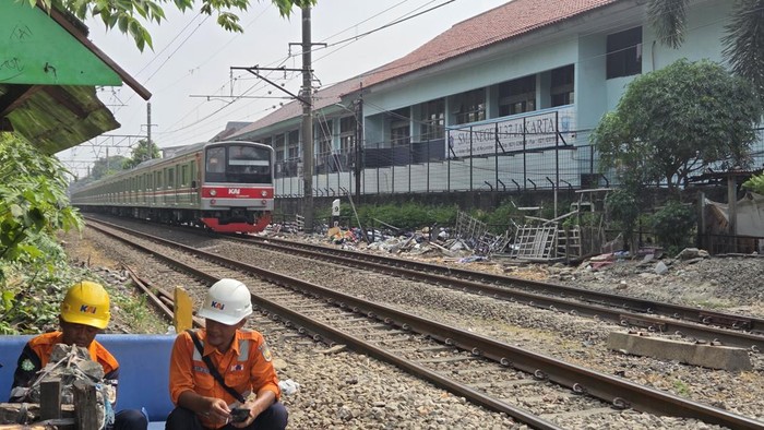 Identitas Korban Tewas Tertemper KRL di Tebet: Kakek Berusia 80 Tahun