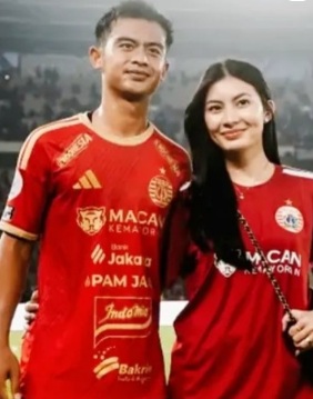 Inka Andestha Setia Curi Perhatian di SUGBK, Setia Dukung Pratama Arhan dengan Jersey Merah Persija